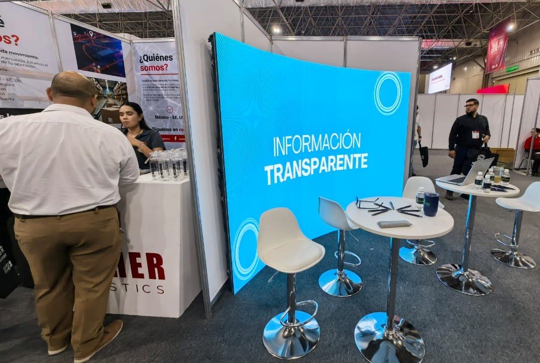 Pantalla LED curva a la medida, en piso de exposición